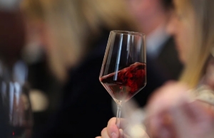 Латвия стала лидером по экспорту игристого вина в Россию