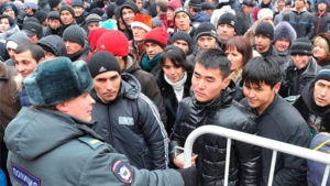 В России предложил ввести для мигрантов экзамены