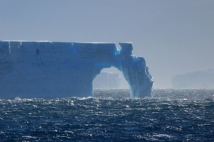 Самый крупный на планете айсберг начал дрейфовать в океане