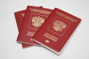 Для граждан РФ заработали правила сдачи загранпаспортов при запрете на выезд