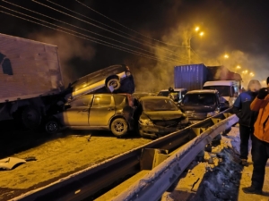В Иркутске из-за коммунальной аварии столкнулись 15 автомобилей