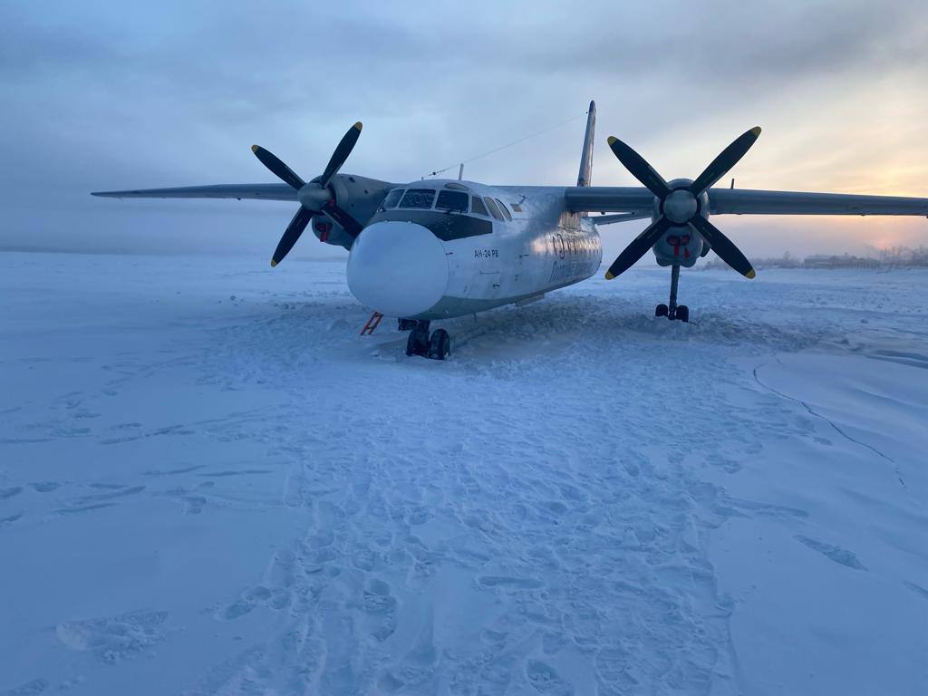 В Зырянке самолет Ан-24 сел на реку