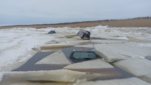 Три автомобиля провалилось под лед в Северодвинске