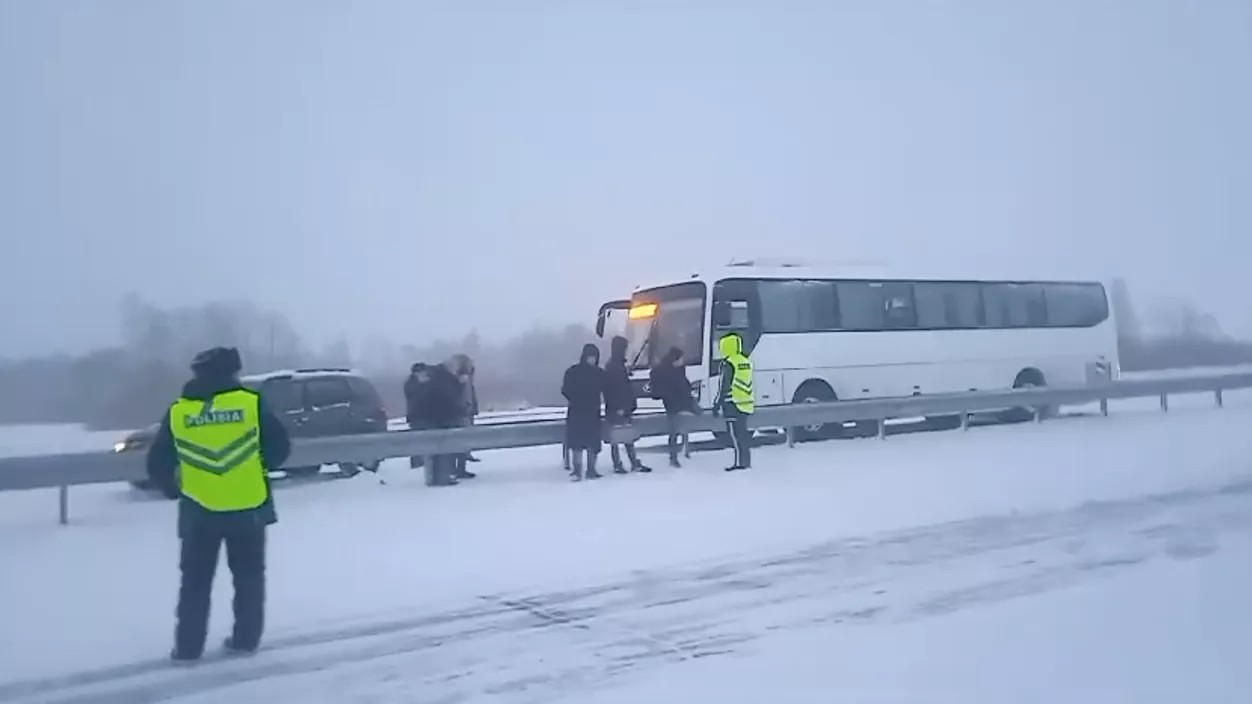 На трассе в Казахстане застрял автобус с россиянами