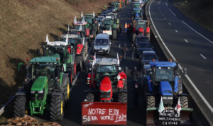 Фермеры во Франции начали блокировать дороги вокруг Парижа