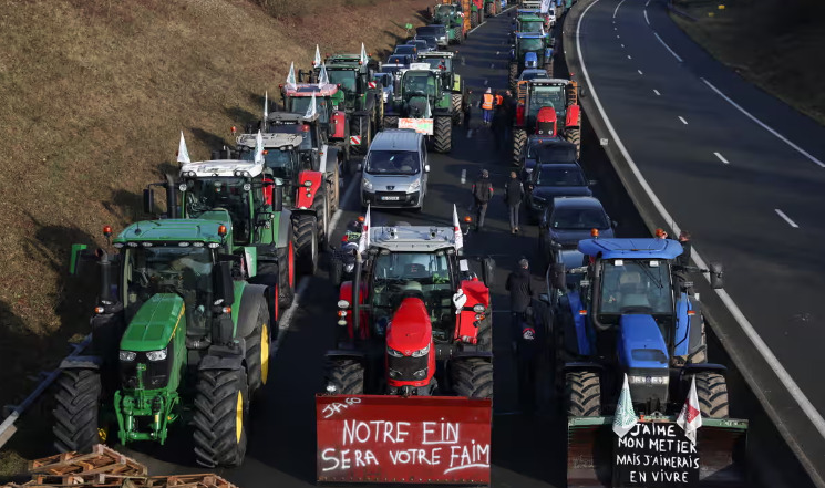 Фермеры во Франции начали блокировать дороги вокруг Парижа