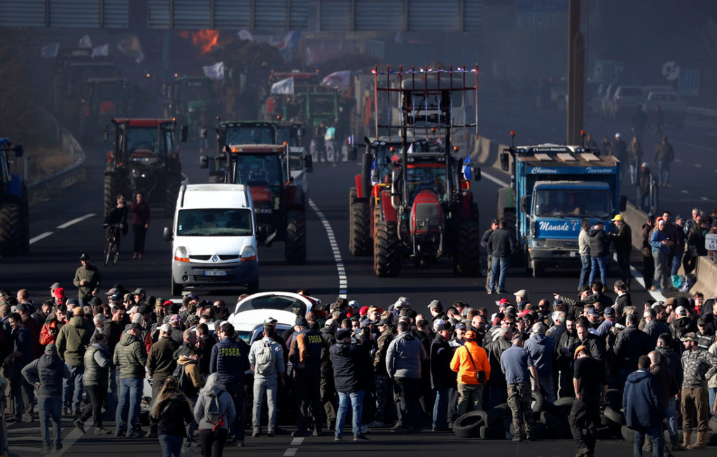 Фермеры Франции пригрозили властям блокадой Парижа