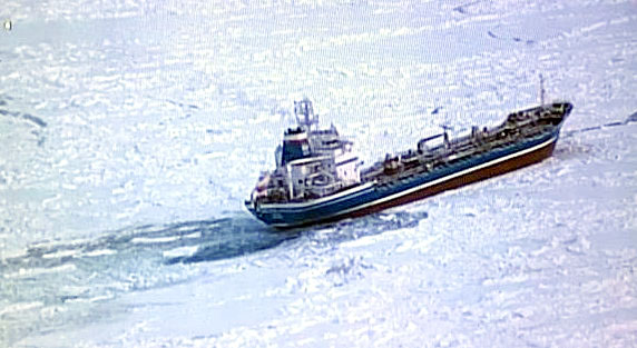 В дрейфующих льдах Охотского моря заблокирован российский танкер