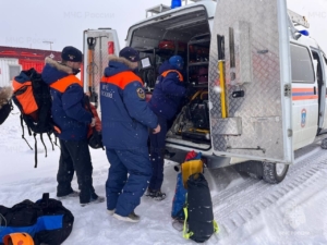 На Сахалине автомобиль УАЗ с тремя людьми ушел под лед
