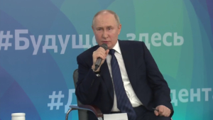 Путин объявил о повышении МРОТ в 2024 году