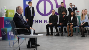 Путин заявил о повышении президентских стипендии до 30 тыс. рублей