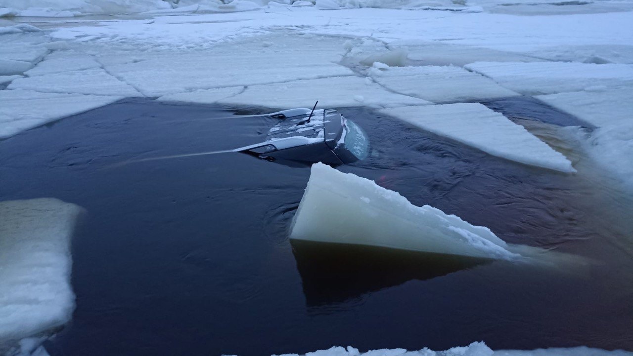 Три автомобиля провалились под лед в Северодвинске