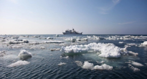 Застрявший во льдах Охотского моря танкер «Остров Сахалин» освобожден