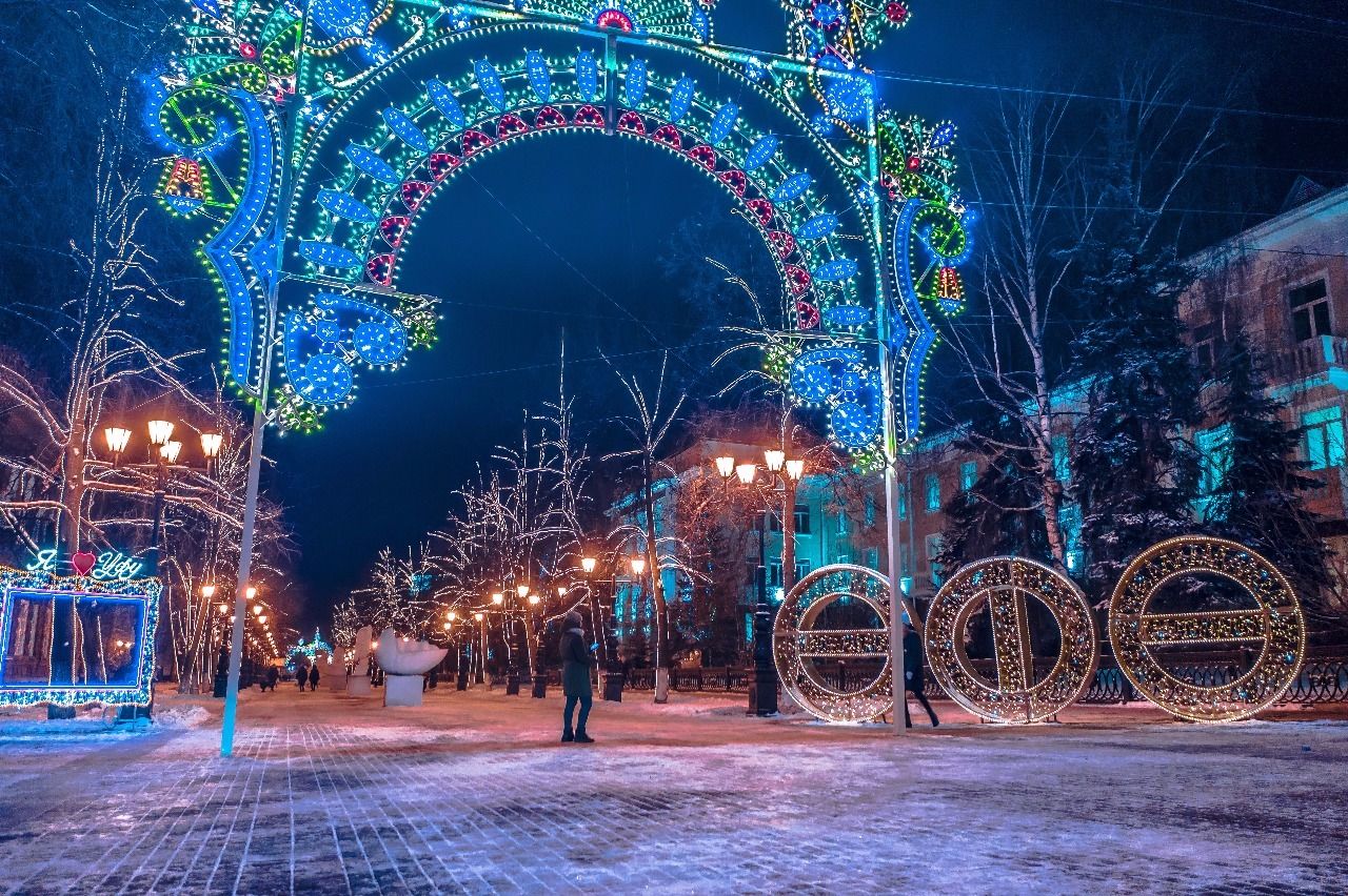 Такая разная экономия: сколько денег российские города потратили на новогодние украшения 