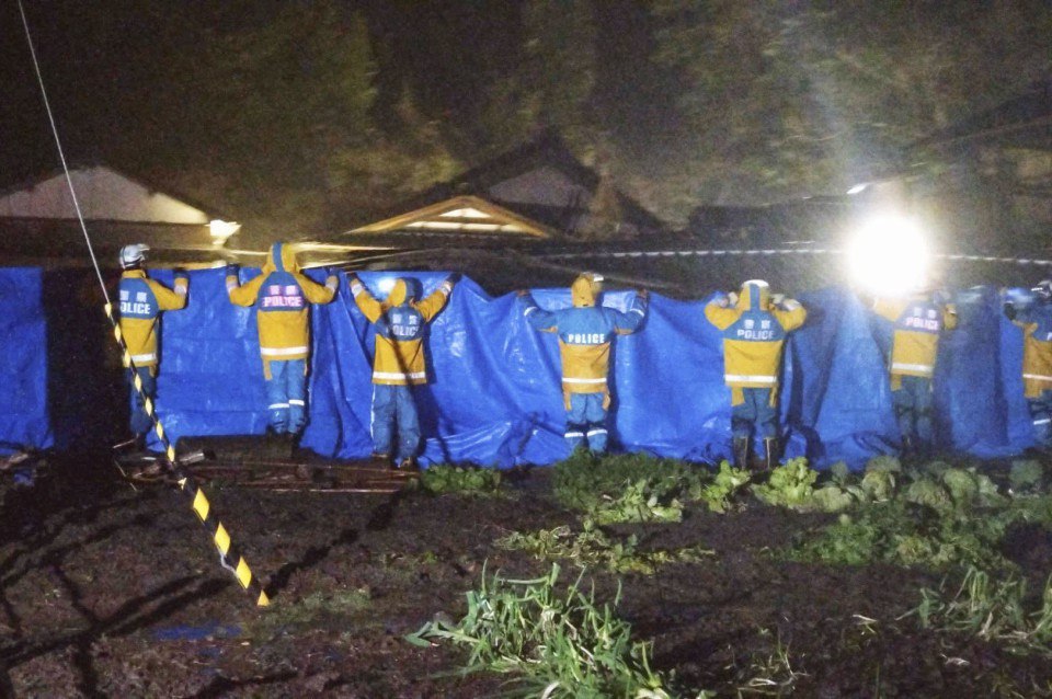 В Японии из-под завалов после землетрясения спасли 90-летнюю женщину