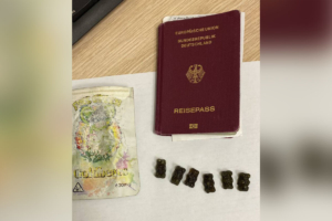 Таможенники в Петербурге нашли у немца мармеладных мишек с каннабисом