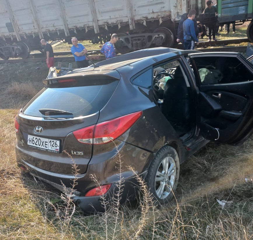На Ставрополье при столкновении автомобиля с поездом погибли три ребенка