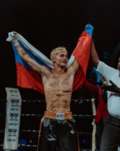 Блогер Даня Милохин выиграл первый боксерский бой нокаутом