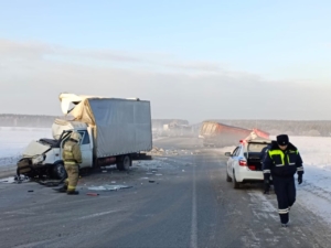 В Свердловской области на федеральной трассе столкнулись восемь автомобилей