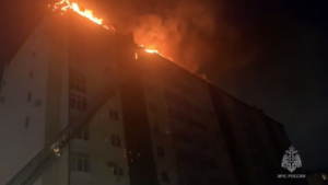 В Анапе на площади 1000 кв.м. загорелась крыша многоэтажки