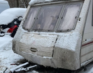 Москвичи обнаружили старый дом на колесах с запертыми собаками