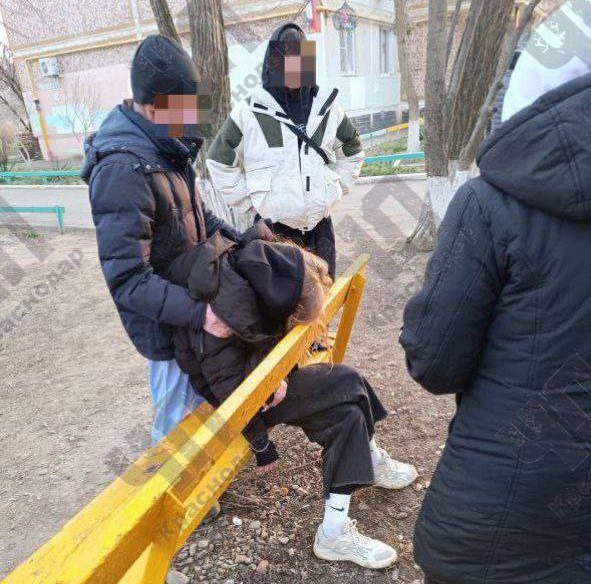 В Краснодаре у подъезда дома обнаружили четырех подростков без сознания 