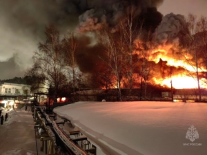 В Ижевске спасатели всю ночь тушили пожар на заводе