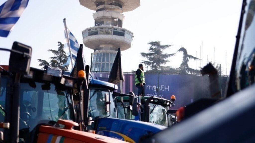 Фермеры перекрыли шоссе в Греции в знак протеста