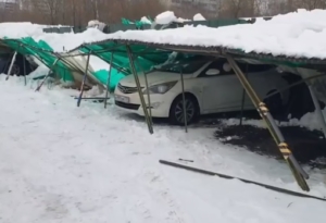 В Москве на МКАД рухнула крыша автостоянки