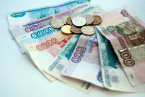 Россияне сняли с карт рекордные 33,3 трлн рублей в 2023 году