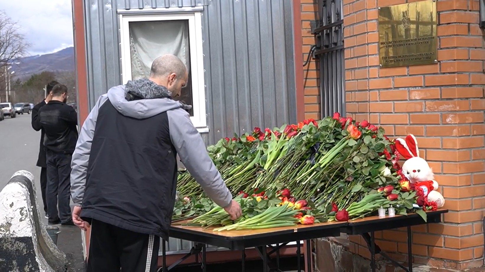Как почтили память погибших в теракте в «Крокусе» в России и мире