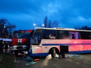 В Пятигорске автобус с детьми столкнулся с пожарной машиной