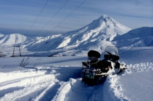 На Камчатке медики на снегоходах четыре часа добирались к пострадавшему мужчине