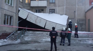 В Челябинске обрушился бетонный козырек подъезда многоэтажного дома