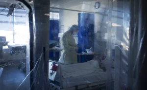 В Амстердаме умер пациент, болевший COVID 613 дней и перенесший 50 мутаций вируса