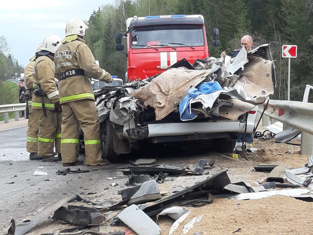 В Тверской области в результате ДТП с грузовиком и микроавтобусом погибли  три человека | Сапа