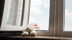 На юго-востоке Москвы второй ребенок за день выпал из окна