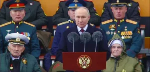 Путин на Красной площади поздравил россиян с Днем Победы