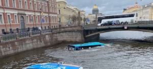 В Петербурге автобус с людьми упал в Мойку