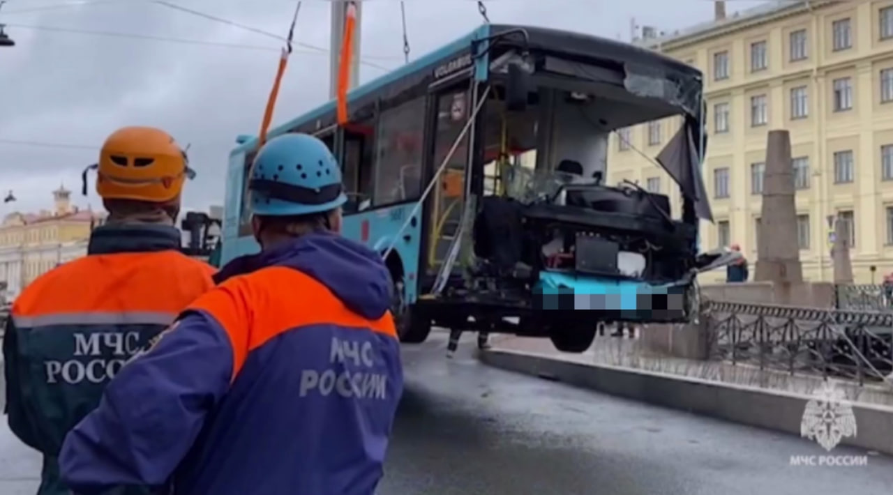 Число погибших при падении автобуса в реку в Петербурге выросло до семи
