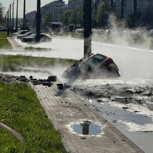 В Санкт-Петербурге из-за прорыва трубы несколько машин залило кипятком