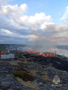 В Карелии сгорели семь домов из-за падения столба ЛЭП