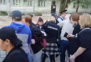 Жильцы обрушившегося в Ростове дома залезли в здание за вещами