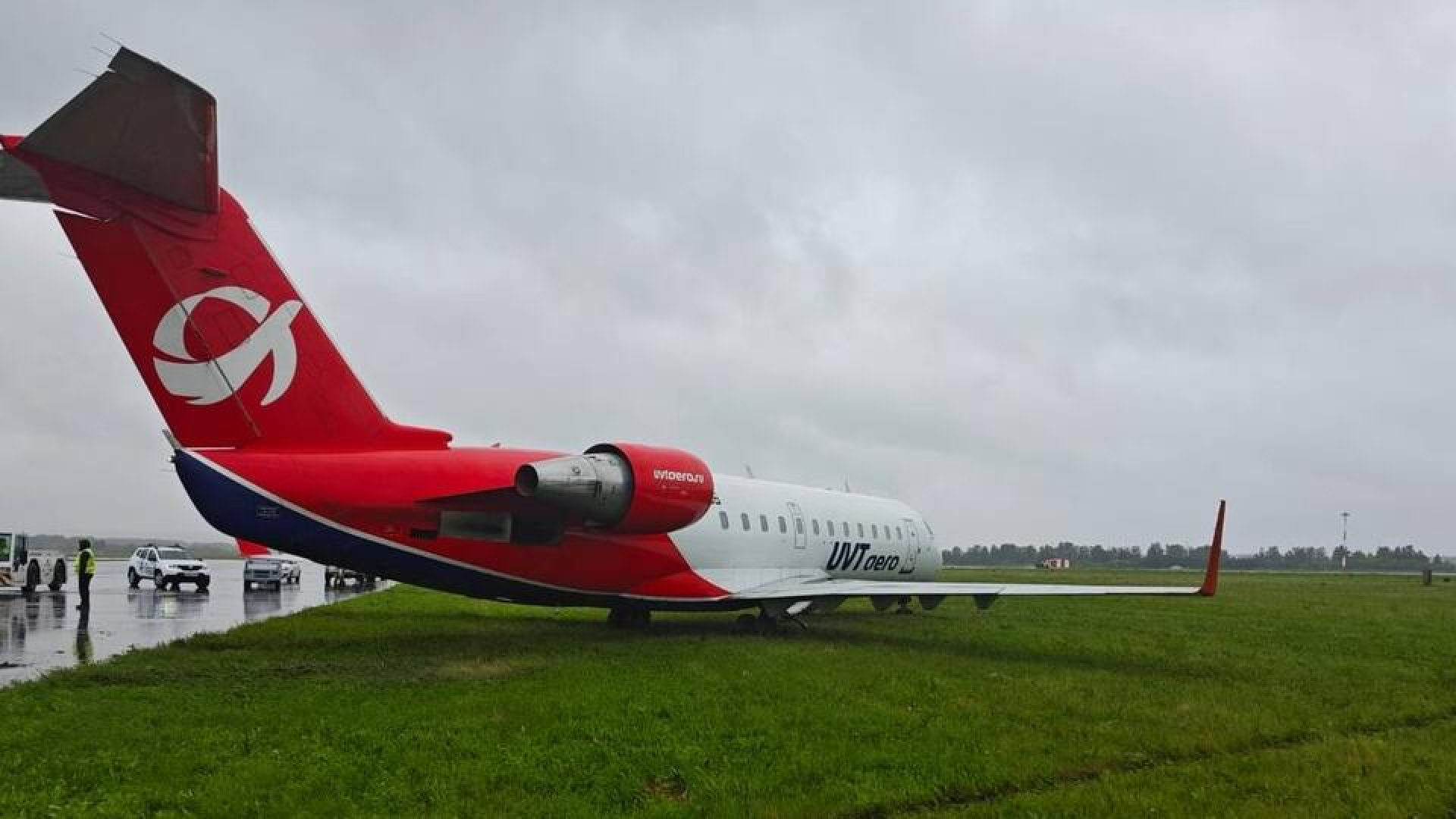 Самолет выкатился на газон в аэропорту Екатеринбурга