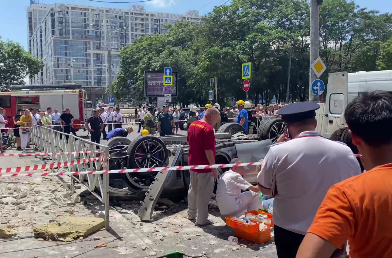 В Краснодаре автомобиль упал с третьего этажа парковки ТЦ «Галерея»