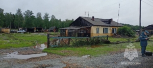 Под Челябинском жители спасались на крыше от потока воды после прорыва дамбы