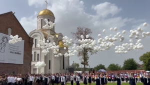 Тысячи людей почтили память жертв теракта в школе №1 Беслана