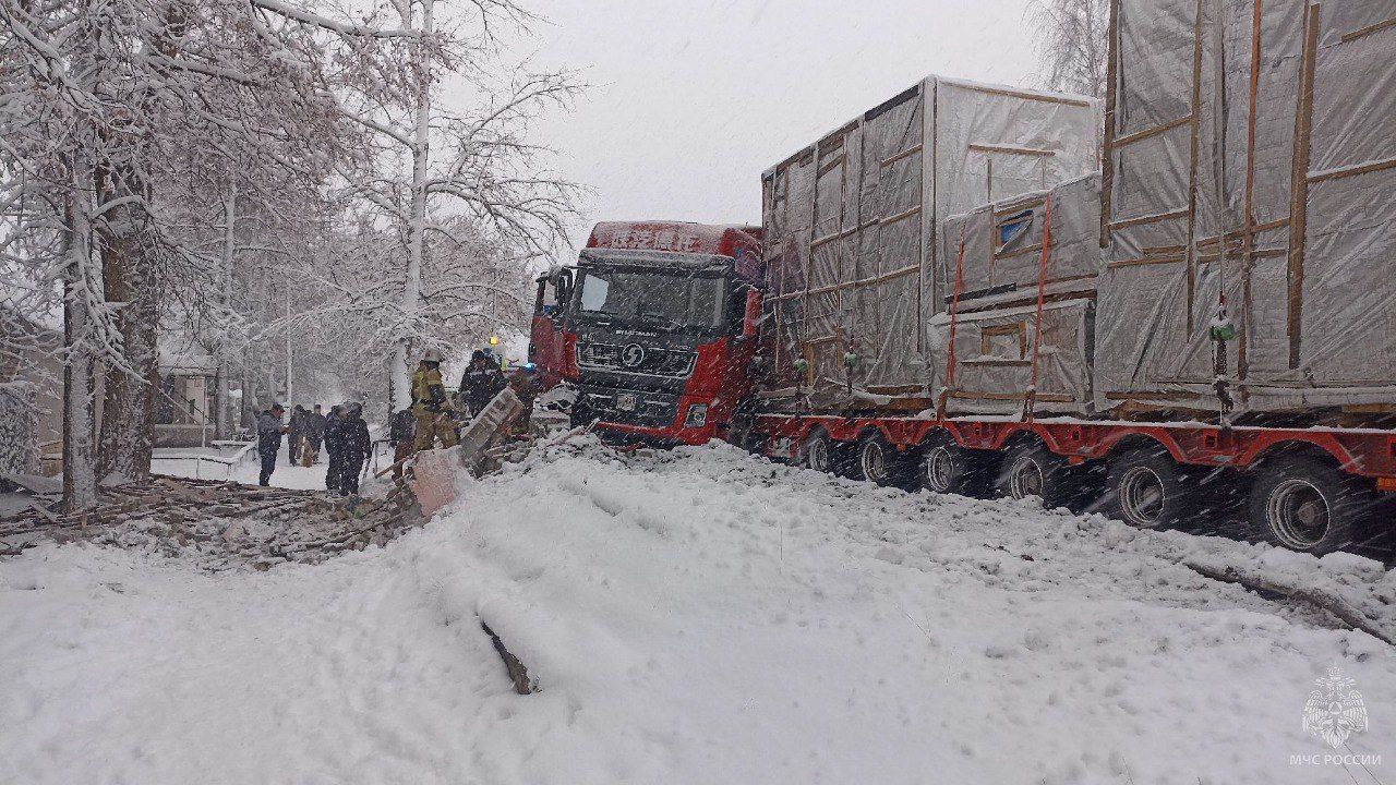 В Кировской области грузовик протаранил остановку