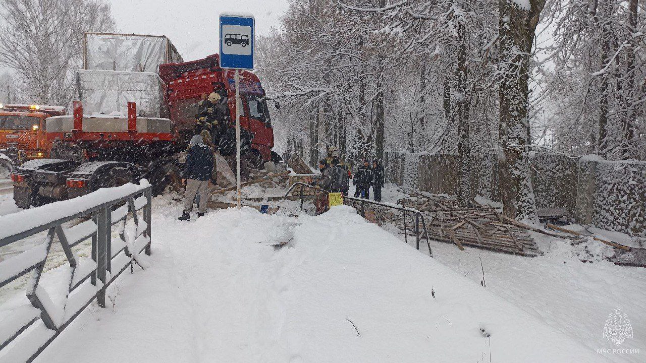 В Кировской области грузовик протаранил остановку